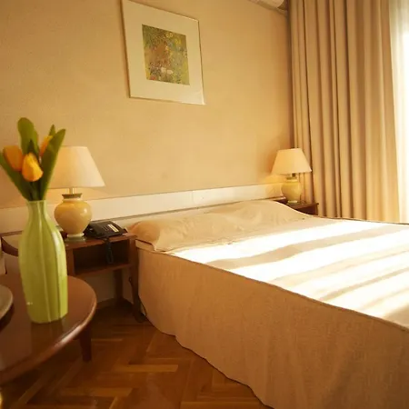 Astoria Hotel 2*